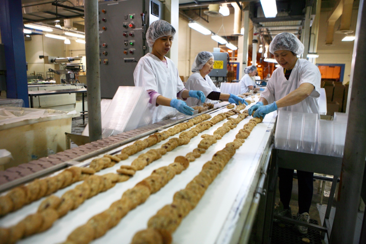 Kinnikinnick cookie line at K2