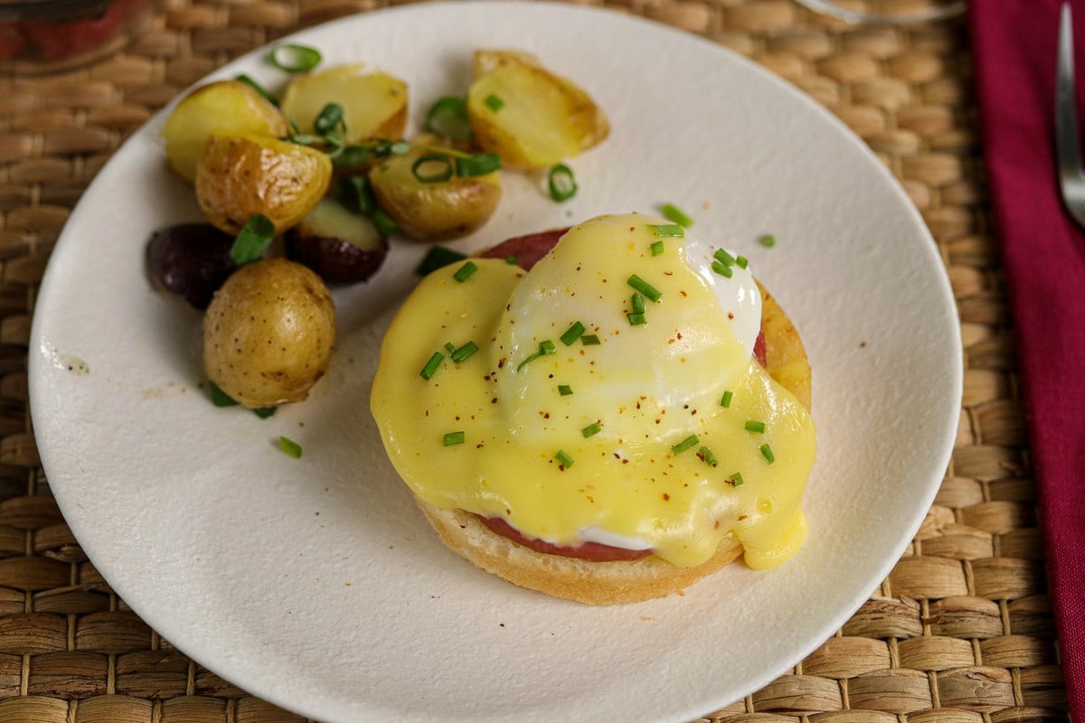 gluten-free eggs benedict with bacon