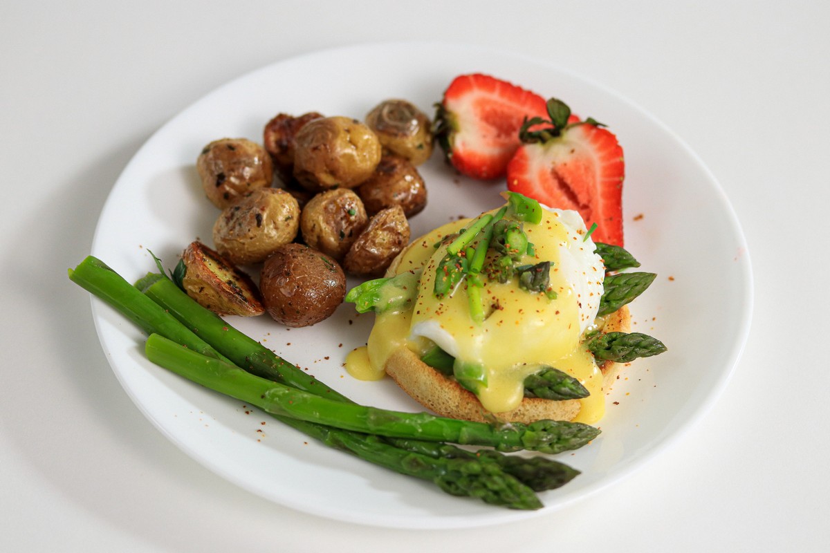 Eggs Benedict Asparagus & Chive