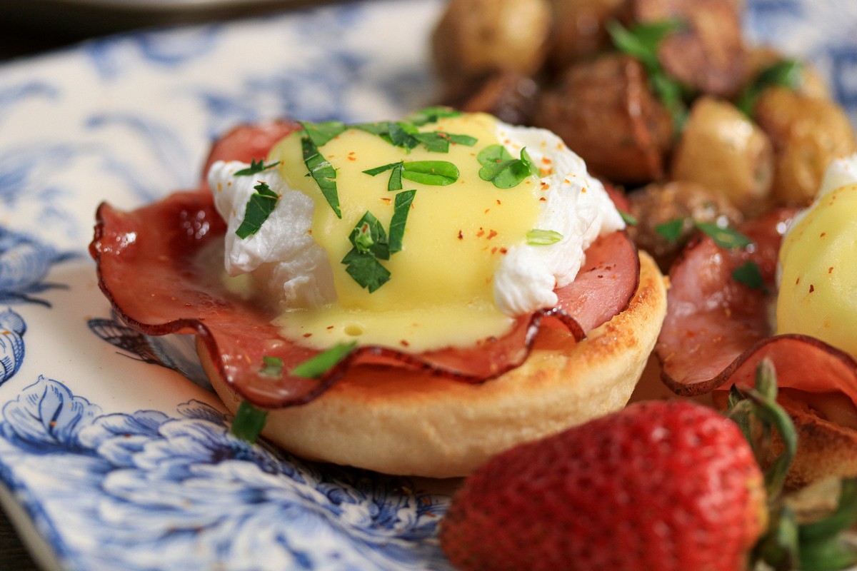 Traditional English Muffin Eggs Benedict gluten-free